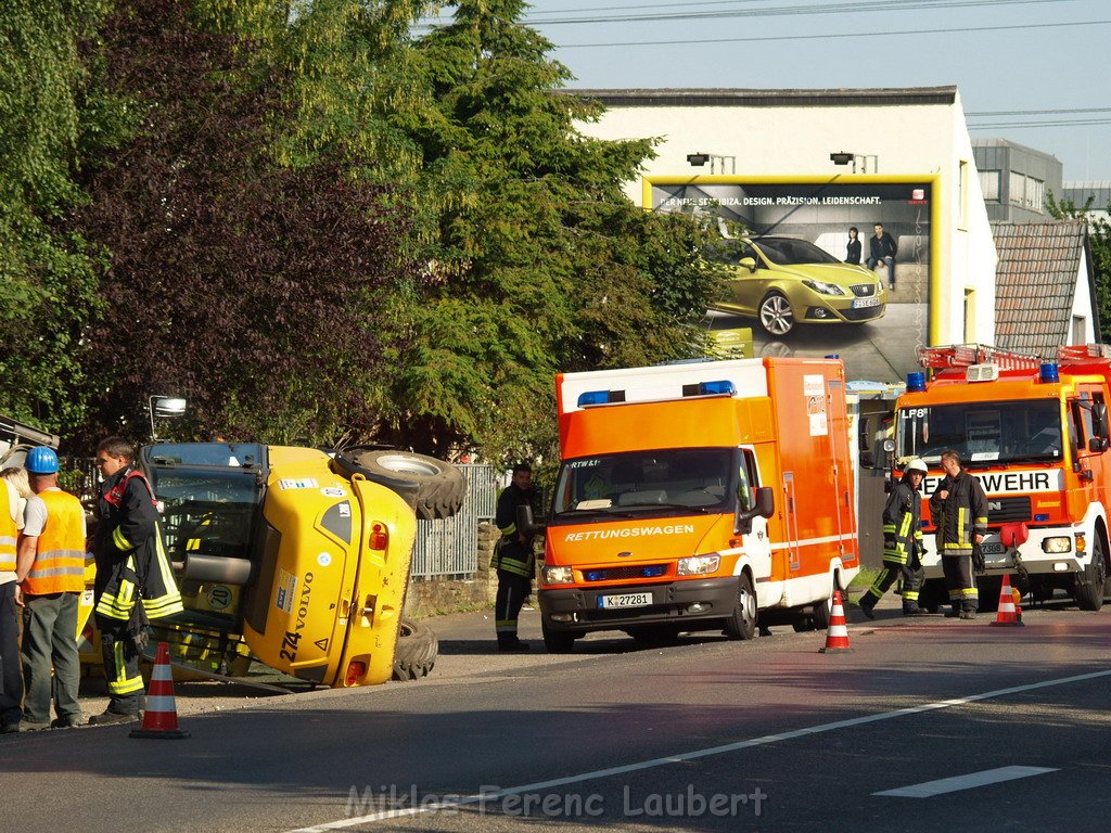 Kleinbagger umgestuerzt Koeln Porz Gremberghoven  P014.JPG